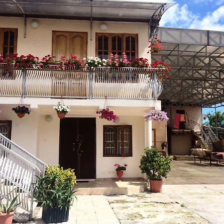 סוקהום Guesthouse On Zheleznodorozhnaya מראה חיצוני תמונה