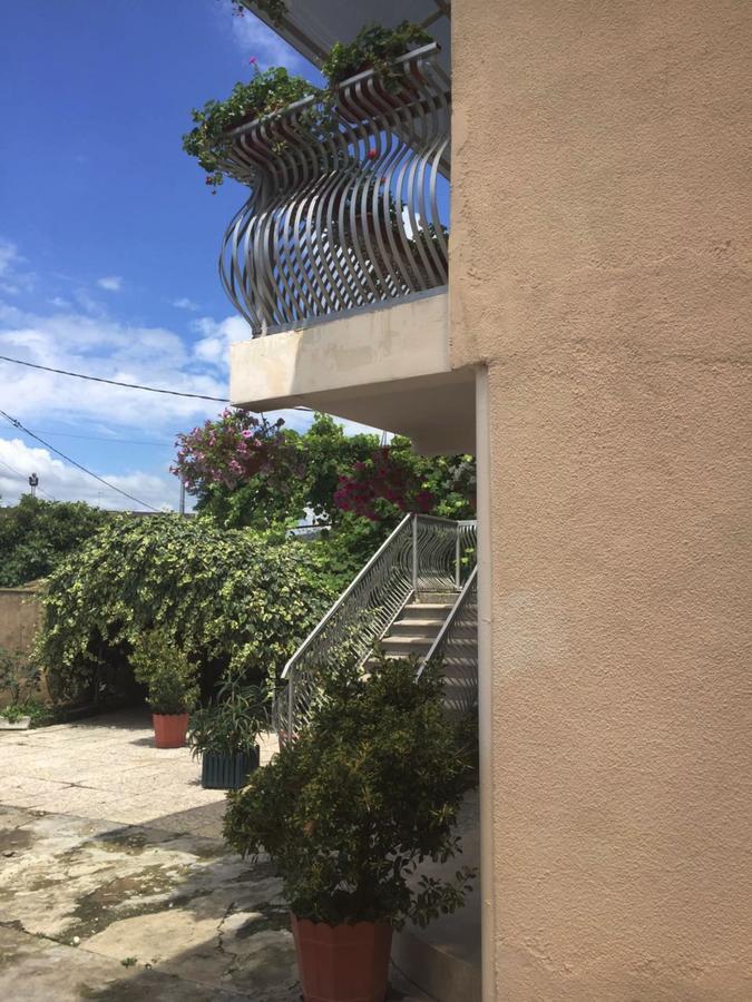 סוקהום Guesthouse On Zheleznodorozhnaya מראה חיצוני תמונה