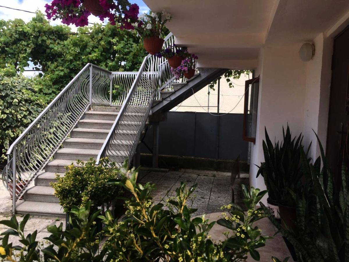 סוקהום Guesthouse On Zheleznodorozhnaya מראה חיצוני תמונה